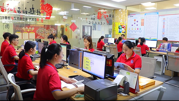 精品国产a毛片久久久av蜜桃喇叭办公区域